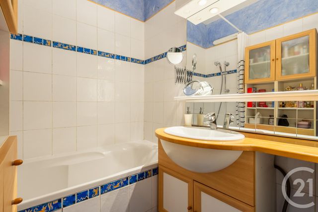 Appartement à vendre - 4 pièces - 73.48 m2 - PARIS - 75011 - ILE-DE-FRANCE - Century 21 Chorus